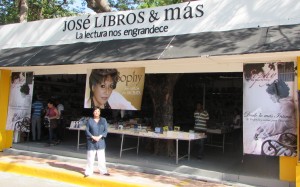 SOPHY FRENTE A LIBRERIA