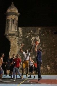 gobernador jugando baloncesto